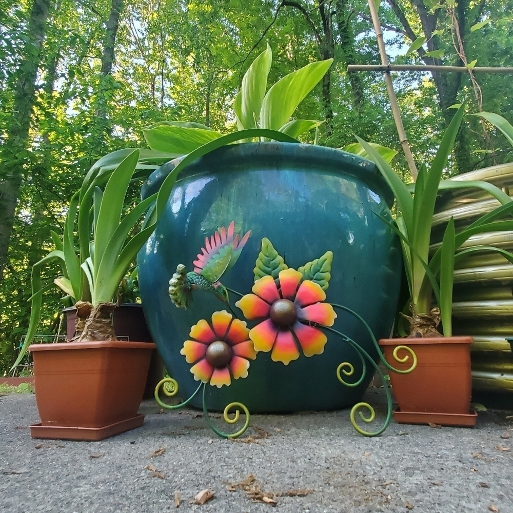 GARDEN ART Metal Flower Garden Art NWT